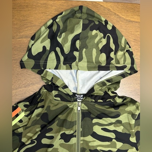 Woman’s Jolie + Joe Medium Pullover Green Camo Sweatshirt With Hood (0347) - Picture 4 of 8